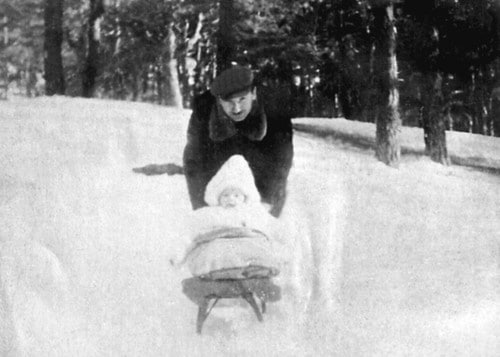 Antoni Heda podczas spaceru z córką Teresą, prawdopodobnie w soleckim Parku. Zima 1946/1947. (Zdjęcie udostępniła Teresa Heda-Snopkiewicz).
