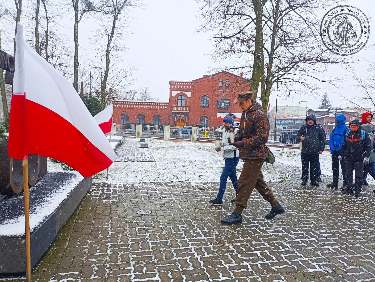 Zdjęcie z dziewiątego rajdu pamięci kpt. Alojzego Bruskiego ps. Grab. Składanie zniczy pod pomnikiem Armii Krajowej. Zdjęcie pierwsze.