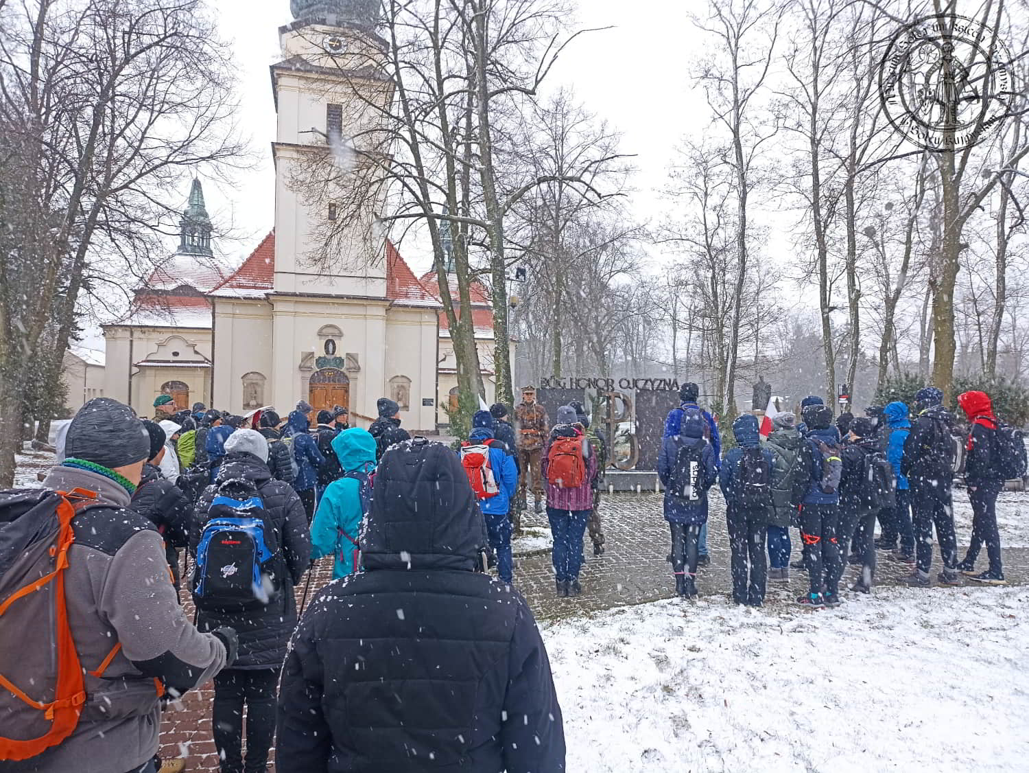 Zdjęcie z dziewiątego rajdu pamięci kpt. Alojzego Bruskiego ps. Grab. Uczestnicy rajdu przy pomniku Armii Krajowej. Zdjęcie drugie.