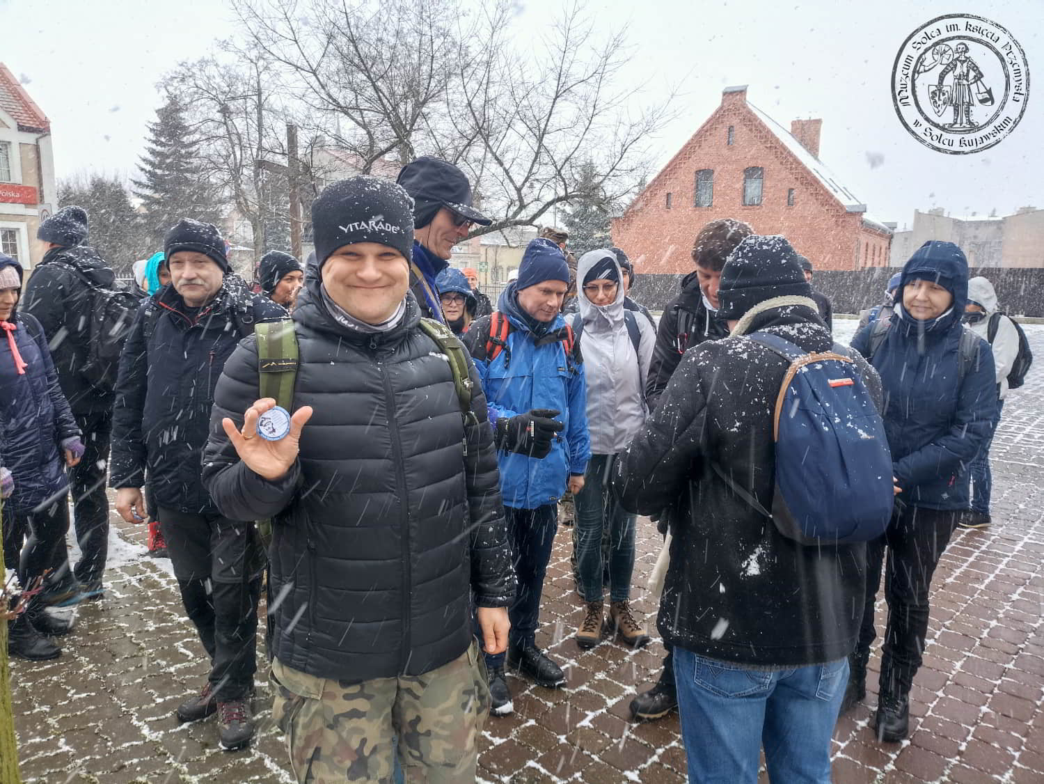 Zdjęcie z dziewiątego rajdu pamięci kpt. Alojzego Bruskiego ps. Grab. Uczestnicy otrzymują pamiątkowy znaczek. Zdjęcie trzecie..