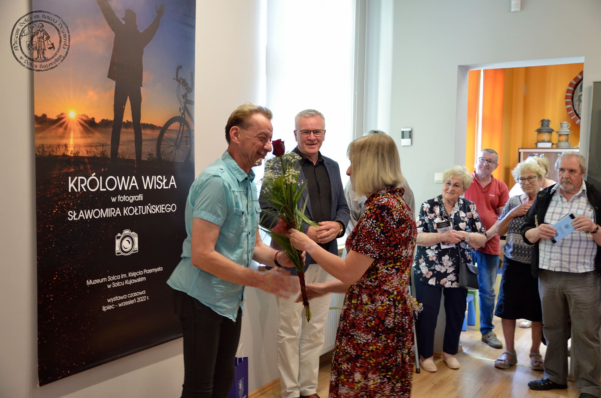 Wręczanie kwiatów.