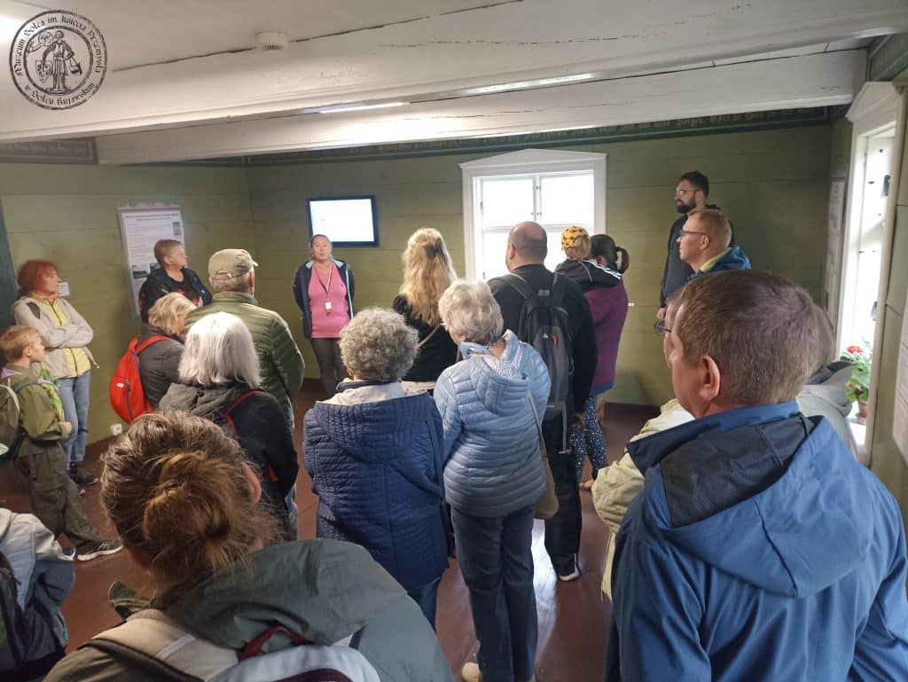 Uczestnicy wycieczki zwiedzający teren i zabudowania Olenderskiego Parku Etnograficznego w Wielkiej Nieszawce
