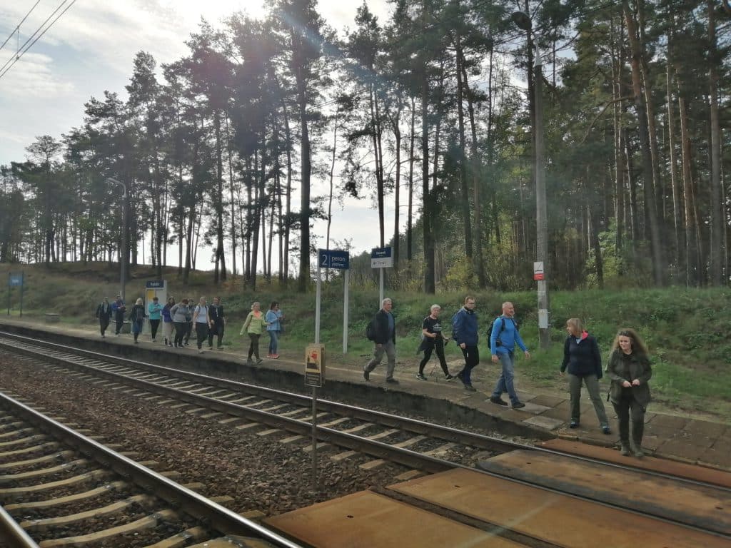 Rajd z Przyłubia do Solca Kujawskiego (08.10.2022 r.)  - Zdjęcie grupy na dworcu PKP w Przyłubiu. - Zdjęcie 1