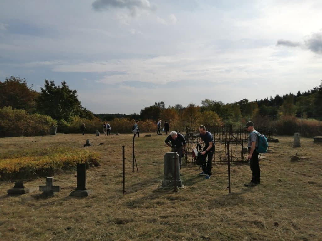 Rajd z Przyłubia do Solca Kujawskiego (08.10.2022 r.)  - Na cmentarzu w Przyłubiu. - Zdjęcie 3