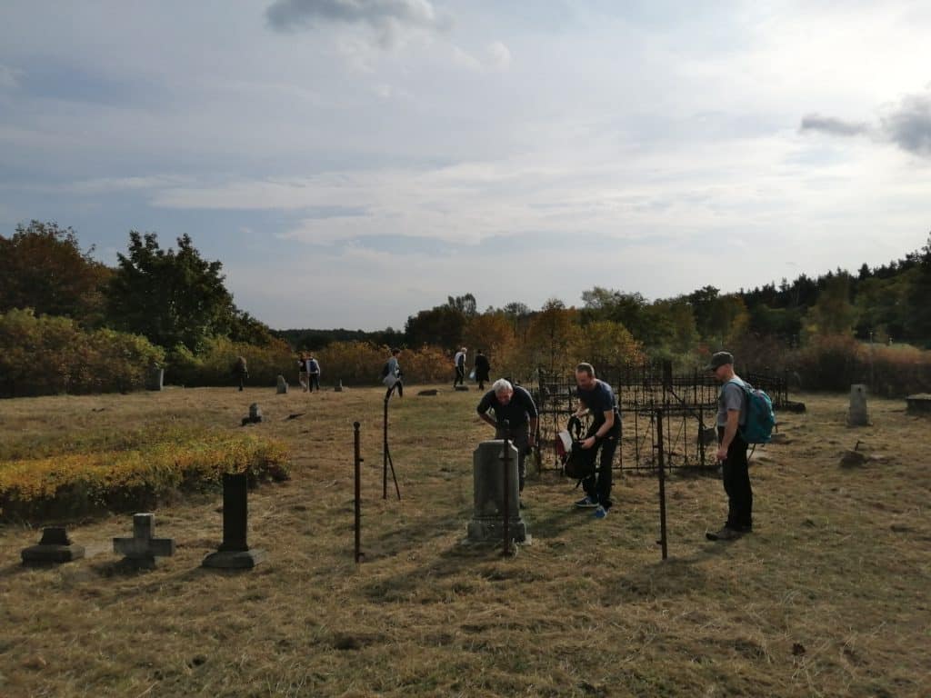 Rajd z Przyłubia do Solca Kujawskiego (08.10.2022 r.) - Na cmentarzu w Przyłubiu. - Zdjęcie 3