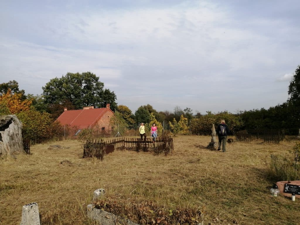 Rajd z Przyłubia do Solca Kujawskiego (08.10.2022 r.) - Na cmentarzu w Przyłubiu. - Zdjęcie 4