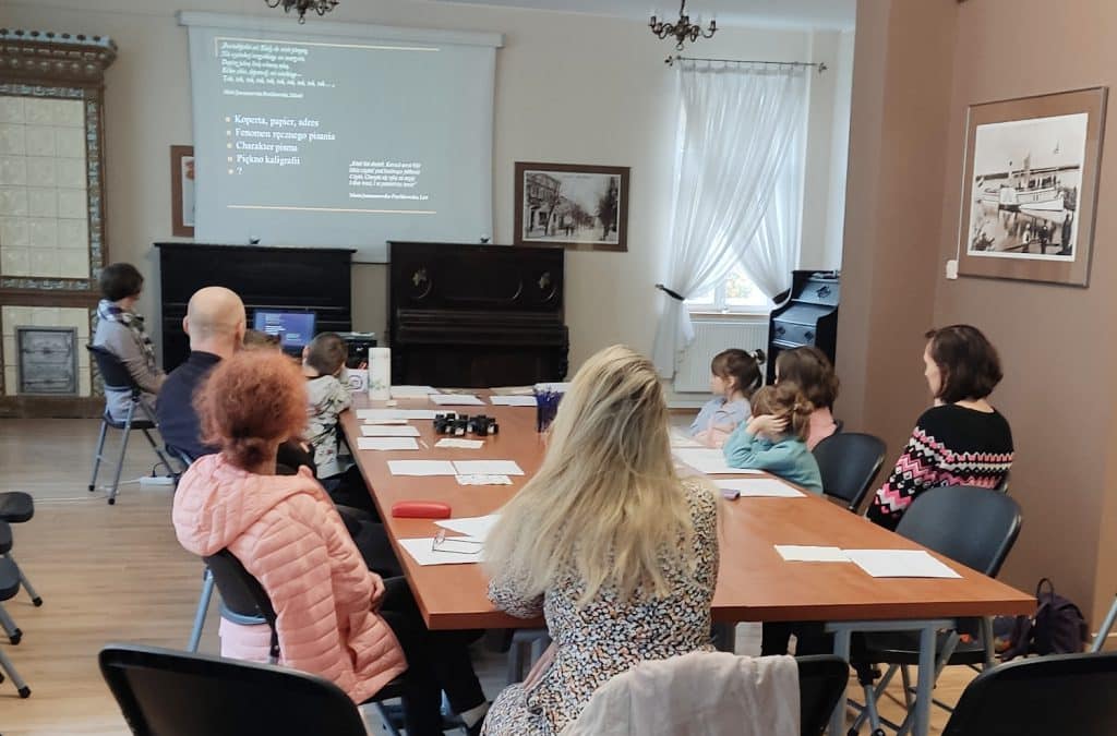 Zdjęcie uczestników warsztatów kaligraficznych "Pozdrowienia z wojska". Zdjęcie drugie.