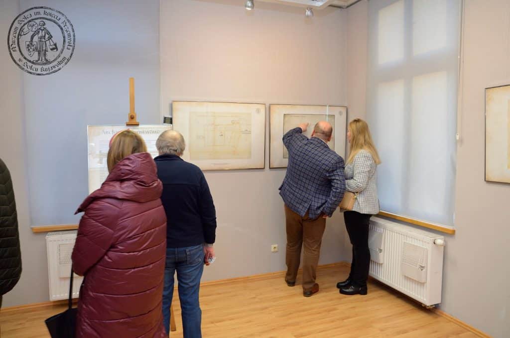 Zwiedzający na otwarciu wystawy Soleckie Skarby Archiwum Państwowego w Bydgoszczy z dnia 15 marca 2023 r. Zdjęcie szóste.