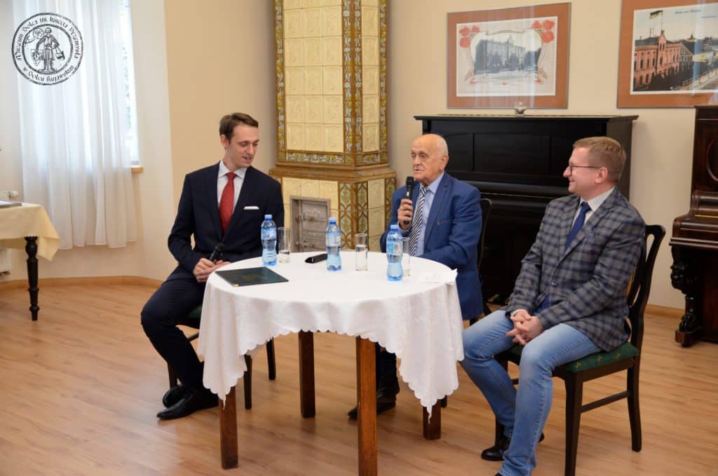 Otwarcie wystawy "Pamiętne eliminacje" w Muzeum Solca. Na pierwszym planie, przy stole, siedzą od prawej: Rafał Kubiak, w środku Andrzej Strejlau z mikrofonem w dłoni, po prawej Łukasz Wojtecki.