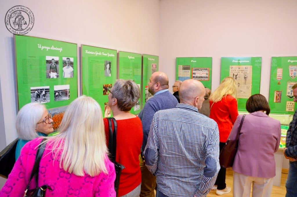 Otwarcie wystawy "Pamiętne eliminacje" w Muzeum Solca. Zdjęcie przedstawia osoby oglądające antyramy i gabloty.