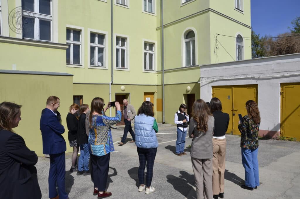 Uczestnicy piątej Ogólnopolskiej Konferencji Naukowej "Lecznictwo na prowincji. Przeszłość - teraźniejszość" podczas prezentacji odbywającej się obok budynku Muzeum.