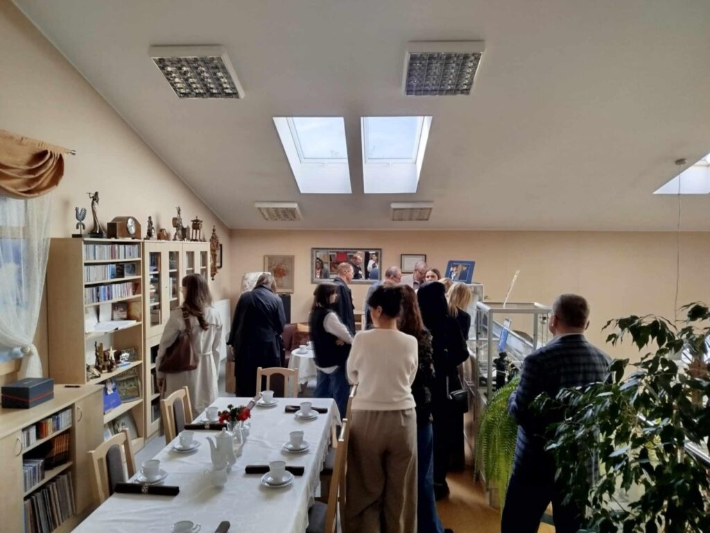 Uczestnicy piątej Ogólnopolskiej Konferencji Naukowej "Lecznictwo na prowincji. Przeszłość - teraźniejszość" w Saloniku Ireny Santor w Bibliotece Publicznej w Solcu Kujawskim. Zdjęcie pierwsze.
