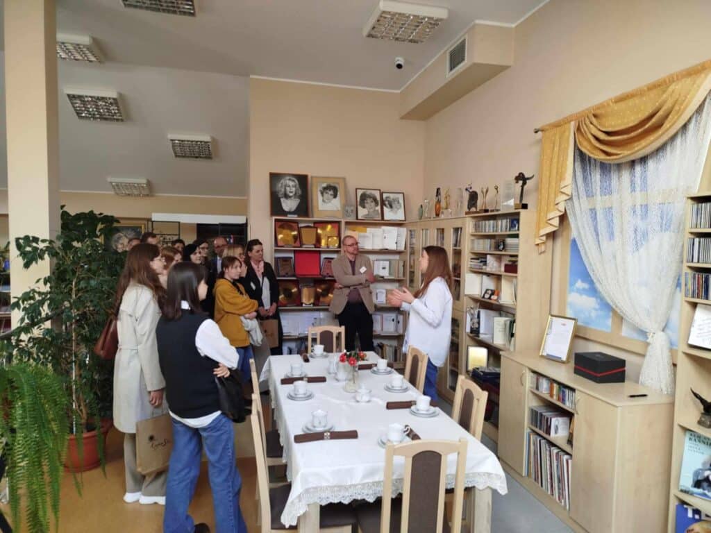 Uczestnicy piątej Ogólnopolskiej Konferencji Naukowej "Lecznictwo na prowincji. Przeszłość - teraźniejszość" w Saloniku Ireny Santor w Bibliotece Publicznej w Solcu Kujawskim. Zdjęcie drugie.