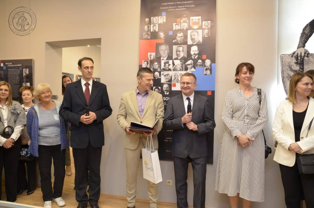 Pracownicy Muzeum Solca wraz z Burmistrzem Solca Kujawskiego Adamem Michalakiem podczas otwarcia wystawy czasowej „700 lat Solca Kujawskiego. Miasto i jego mieszkańcy”. Zdjęcie pierwsze.