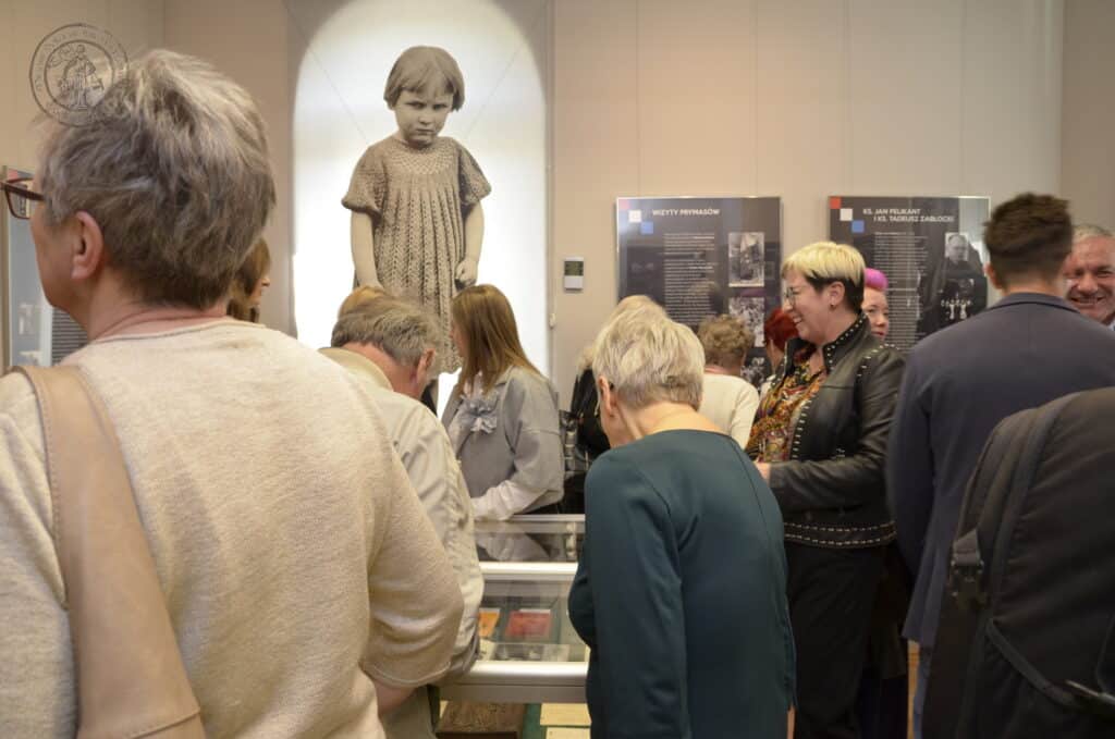 Grupa ludzi oglądająca plansze i eksponaty podczas otwarcia wystawy czasowej „700 lat Solca Kujawskiego. Miasto i jego mieszkańcy”. Zdjęcie piąte.