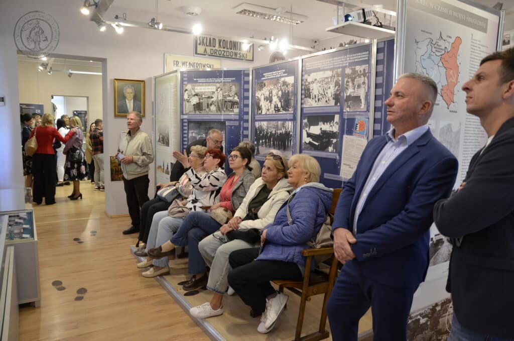 Grupa ludzi oglądająca limy przygotowane na otwarcie wystawy czasowej „700 lat Solca Kujawskiego. Miasto i jego mieszkańcy”. Zdjęcie siódme..