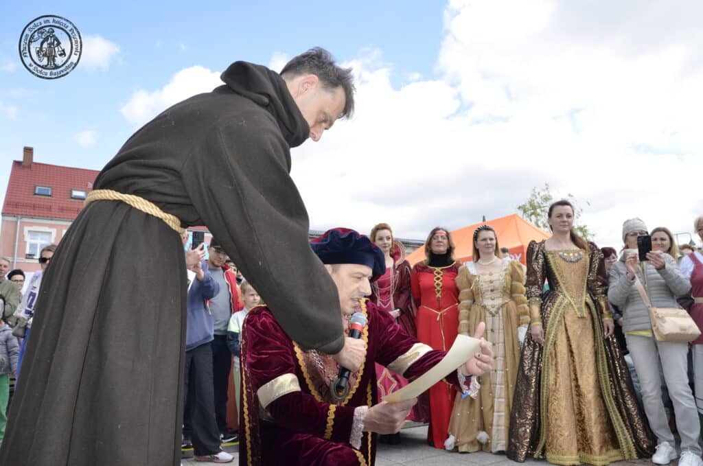 Burmistrz Adam Michalak wita Księcia Przemysła w Solcu.