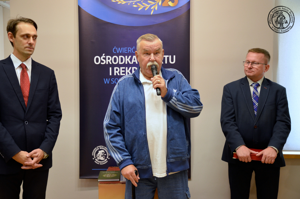 Na zdjęciu widać od lewej Łukasza Wojteckiego, pracownika Muzeum, pana Zbigniewa Wawrzyniaka długoletniego dyrektora Ośrodka Sportu i Rekreacji, oraz Rafała Kubiaka, dyrektora Muzeum.