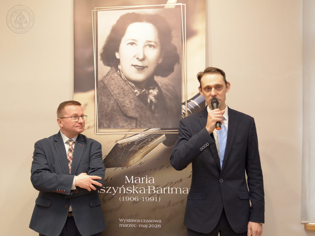 Zdjęcie przedstawia Łukasza Wojteckiego kuratora wystawy czasowej pt. Maria Suszyńska-Bartman (1906-1991) oraz Rafała Kubiaka, dyrektora Muzeum Solca, podczas otwarcia wystawy,