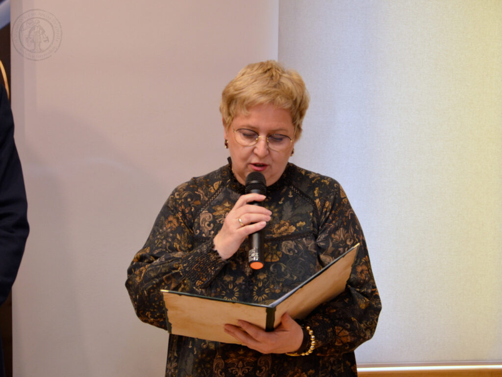 Zdjęcie przedstawia p. Grażynę Rochnę-Woźniak, która odczytała wiersz Marii Suszyńskiej-Bartman pt. „Miasteczko nad rzeką”. 