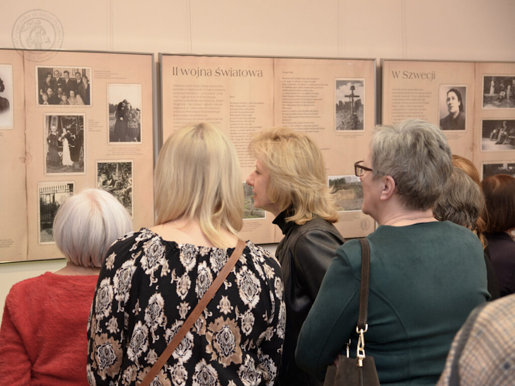 Grupa kobiet ogląda plansze wystawowe.